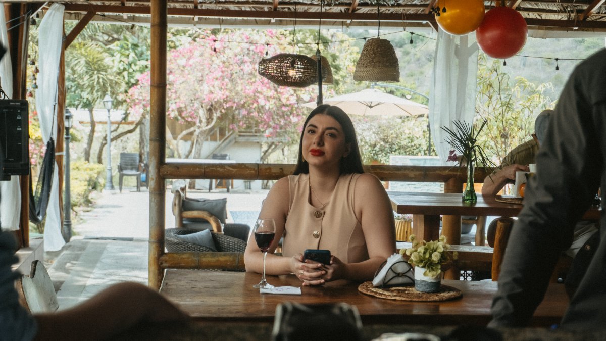 Alberto Pablo Rivera y Camila Valencia protagonizan De Cabeza, un cortometraje ecuatoriano ambientado en la costa del país.