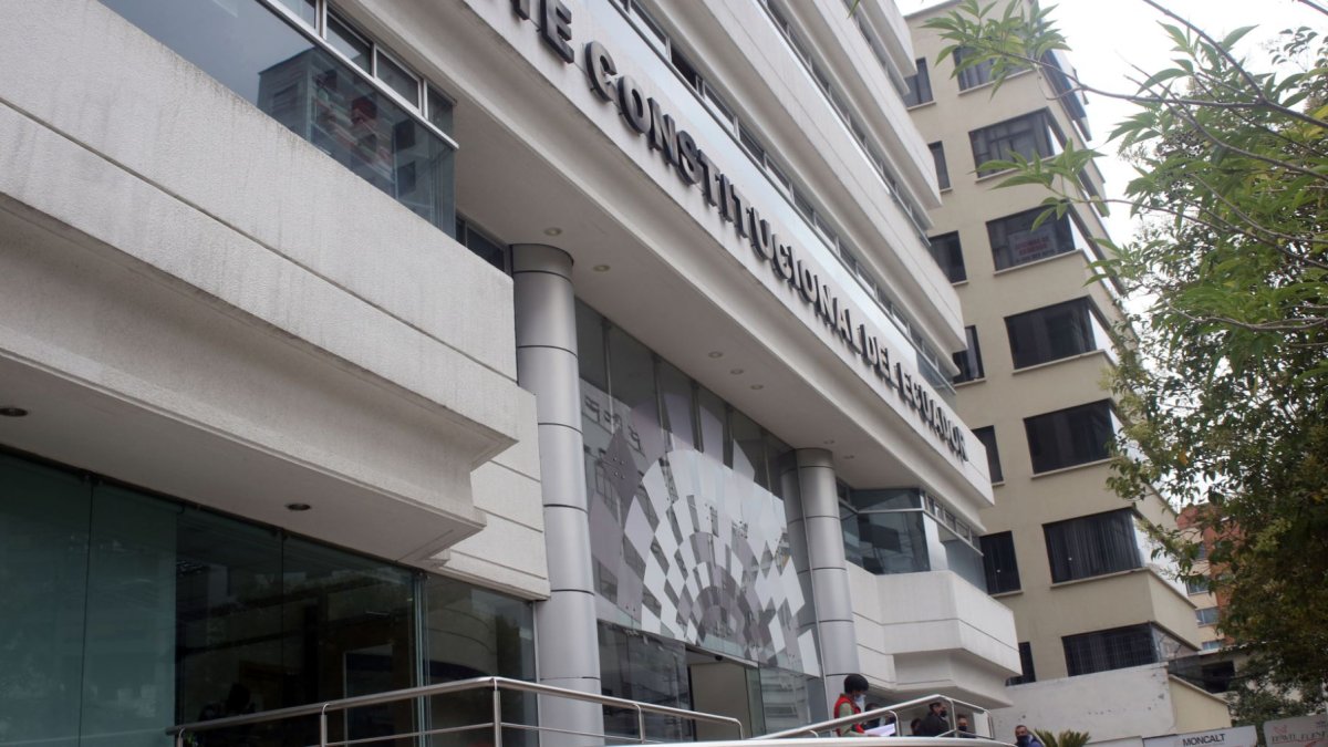 La actual Corte Constitucional ya, ni siquiera, se pueden distinguir de la ‘Corte cervecera’, lo que tampoco era la gran cosa, pues la vara estaba tan abajo que ello equivalía a volar por el subsuelo.