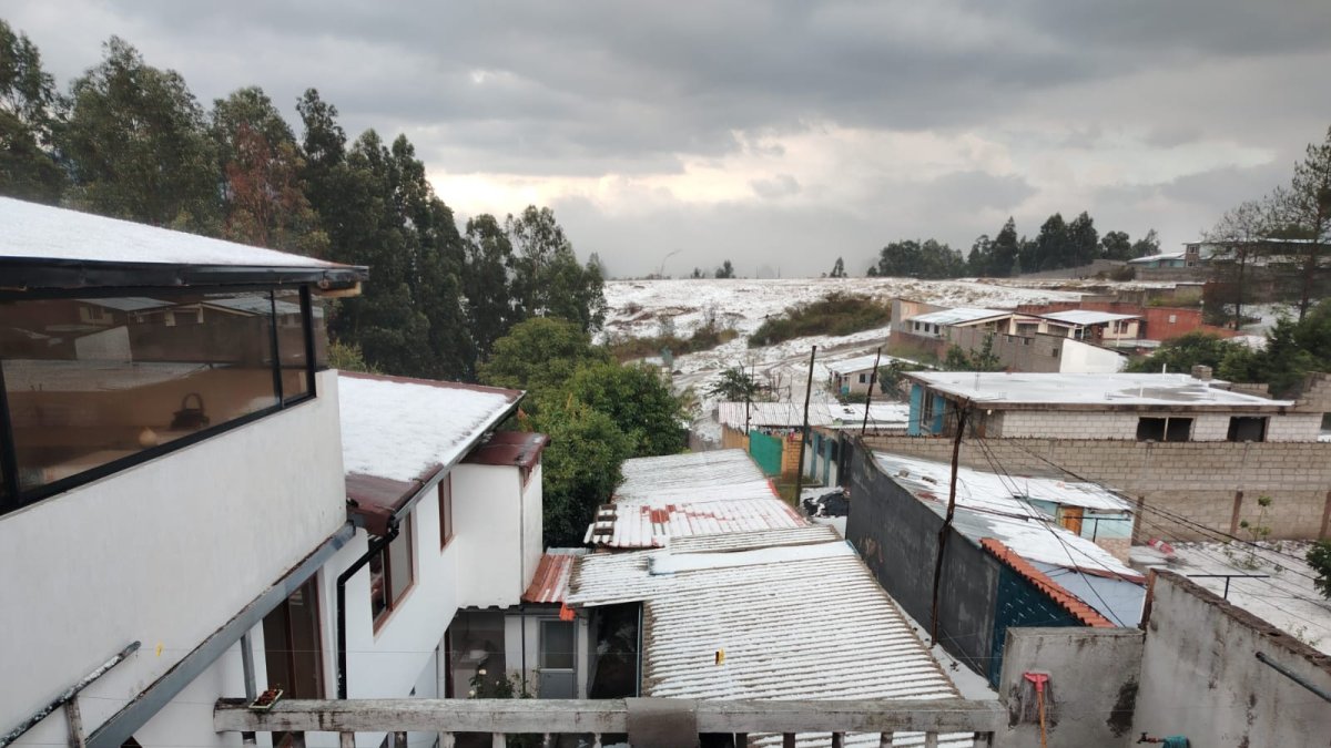 Sectores del Valle de Los Chillos quedaron cubiertos de granizo tras una intensa tormenta que también provocó acumulaciones de agua.