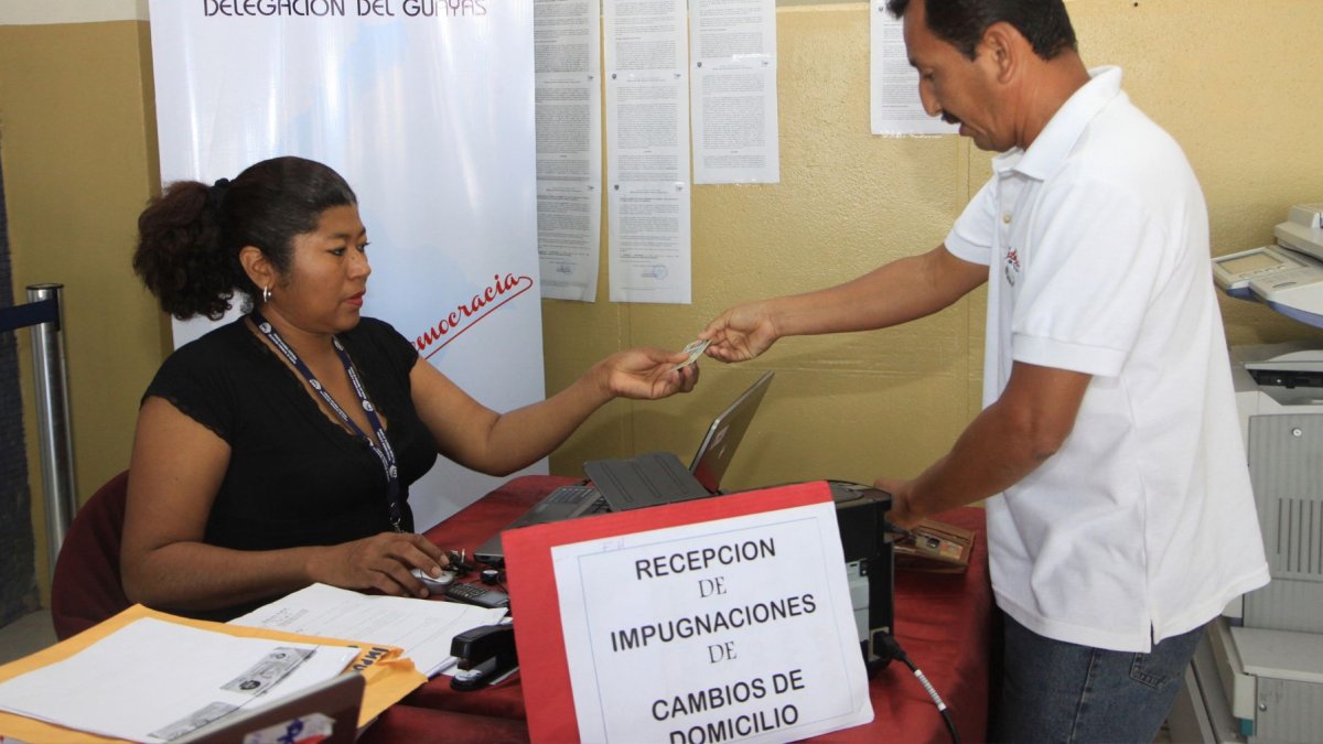 El CNE debe trabajar de manera coordinada con el Registro Civil, el INEC y los gobiernos locales para educar a los votantes sobre la importancia de actualizar el domicilio electoral.