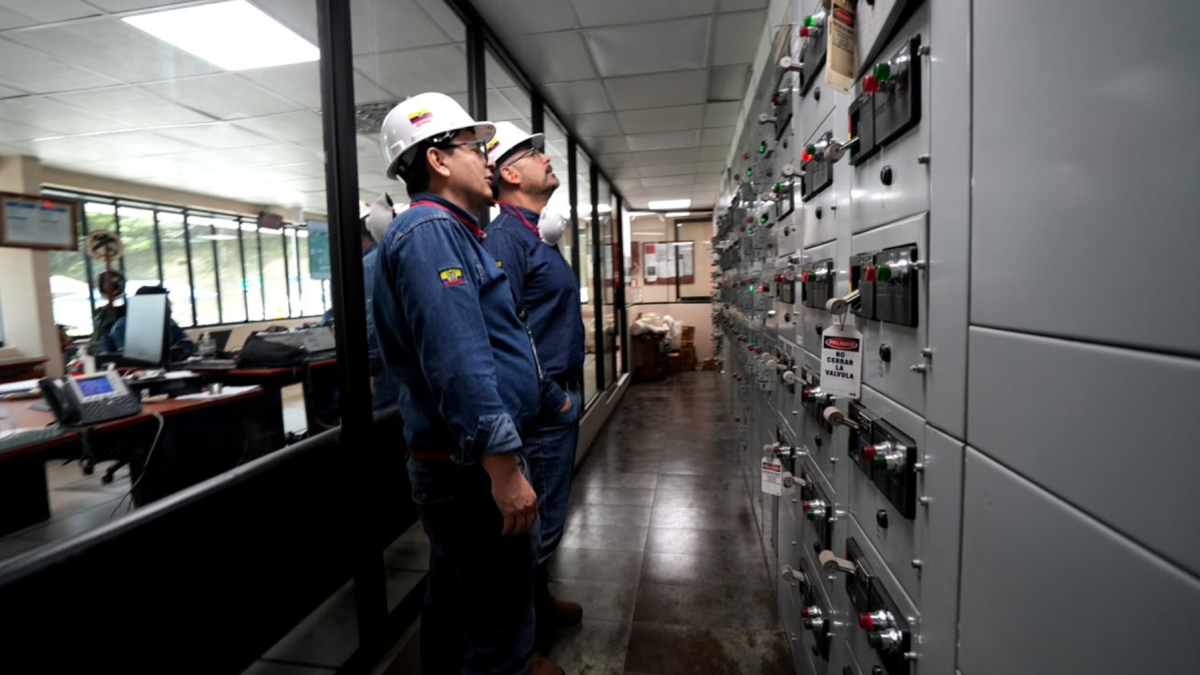 Técnicos de Petroecuador analizan el sistema tras el incendio.