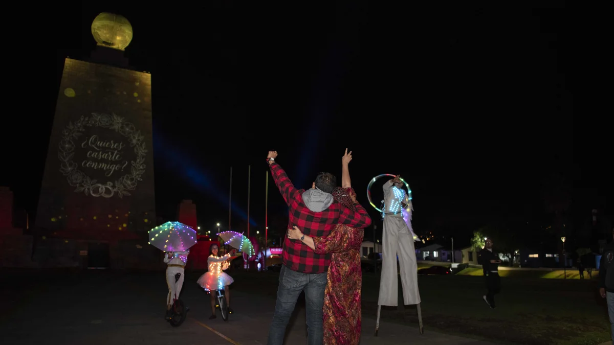 La Ciudad Mitad del Mundo incluso puede ser el escenario perfecto para pedir la mano.
