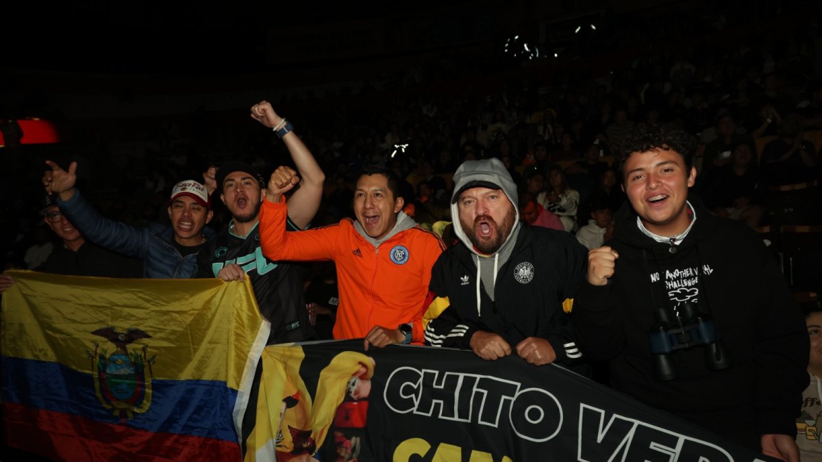 Pancho Jarrín (segundo desde la izquierda) y su grupo de amigos con la bandera que ya lucieron en Estados Unidos.