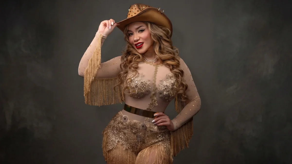 La artista orense Rossanna presenta su cumbia regional matizada con elementos de música urbana.
