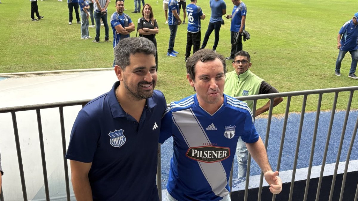 José David Jiménez (i) junto a los hinchas en el estadio George Capwell, previo a un partido de Emelec.
