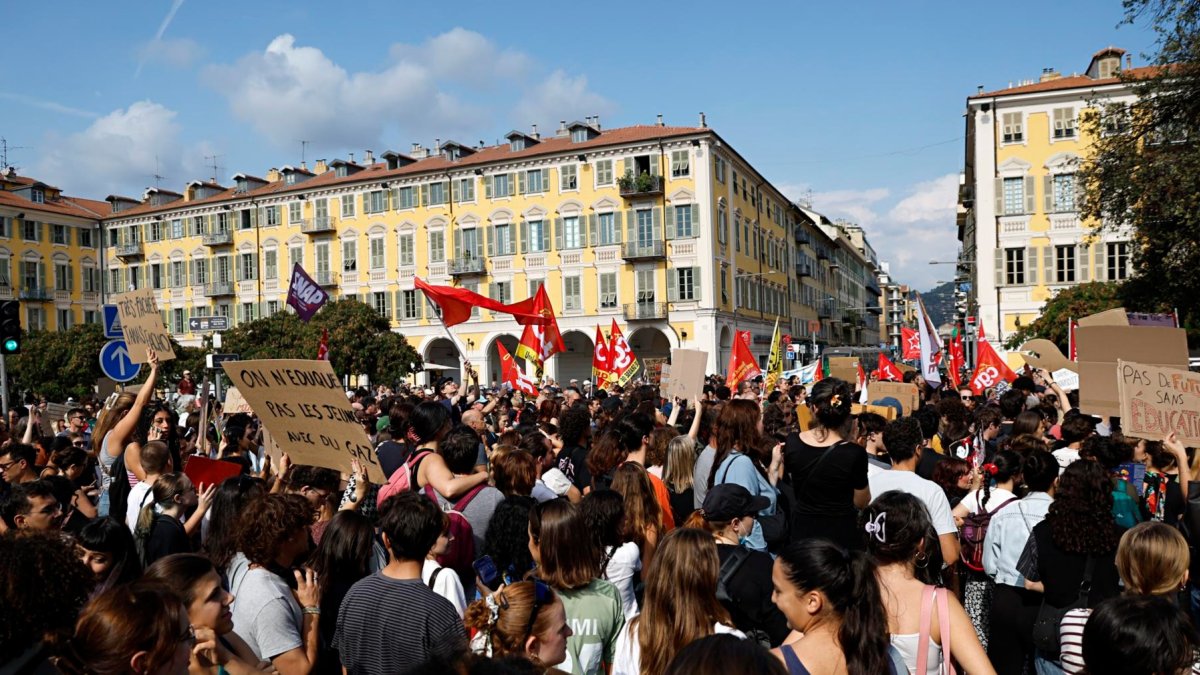 Estudiantes de secundaria y miembros de sindicatos franceses marchan por las condiciones educativas en Niza, Francia, el 6 de octubre de 2026.