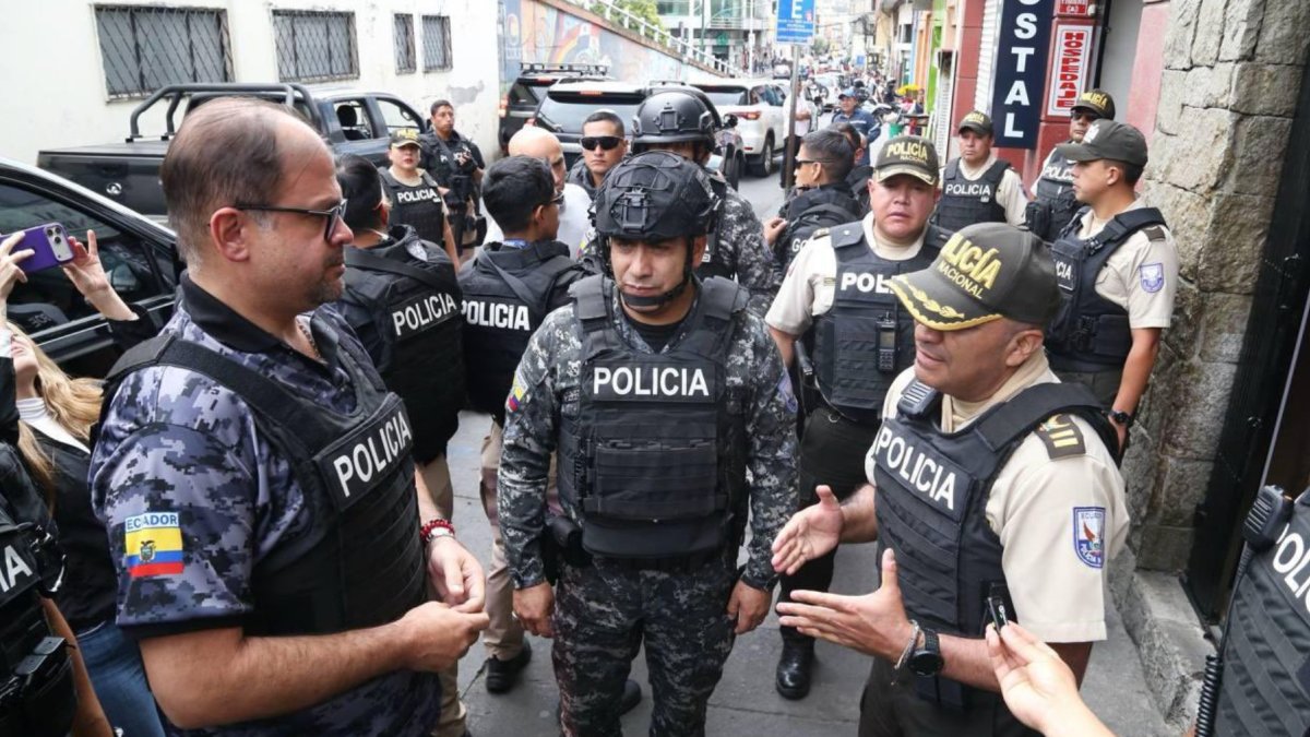 Tres detenidos fueron capturados en Guayaquil por extorsionar a vecinos y obreros cerca del Quinto Puente.