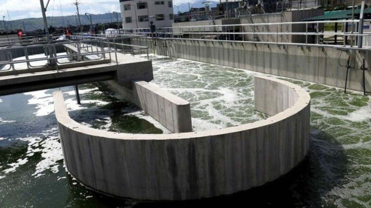 Una meta sencilla para 2030: pasar del 2,84 % al 20 % de aguas tratadas. Un solo número, público, verificable, que no se puede maquillar con el clima.
