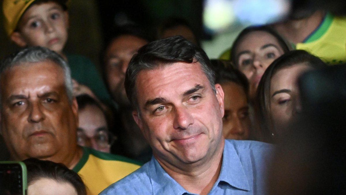 En un mintin, Flávio Bolsonaro reivindicó el legado político de su padre, el expresidente Jair Bolsonaro.