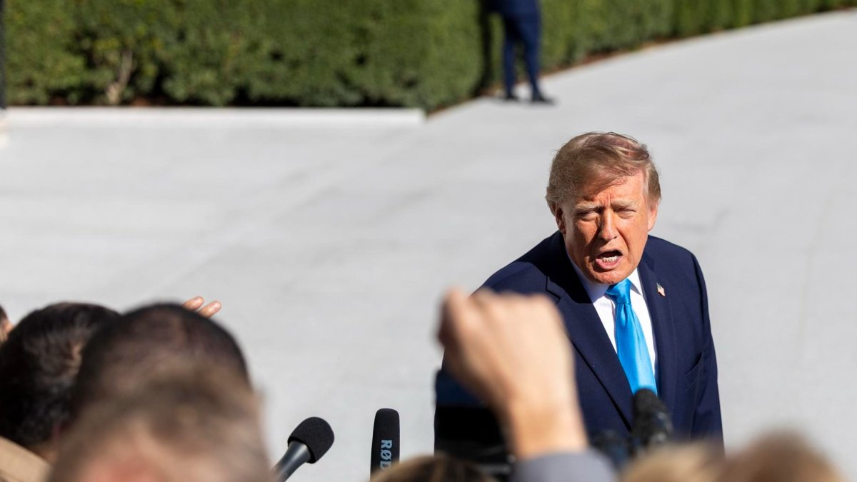 El presidente de EE.UU., Donald J. Trump, habla con los medios de comunicación mientras el 5 de octubre de 2026.