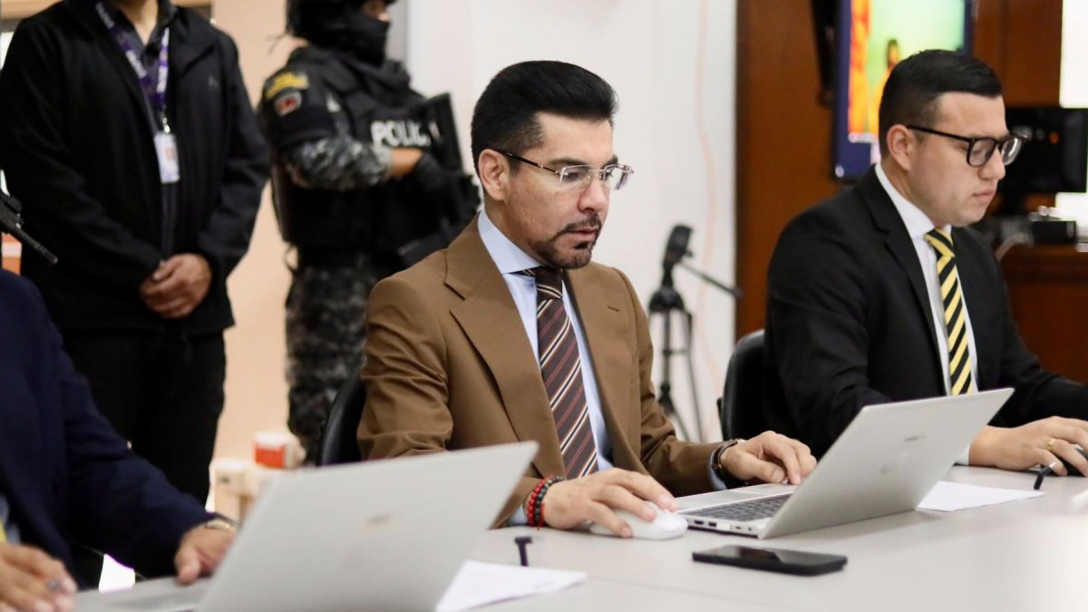 El fiscal general (s), Carlos Alarcón, es el nuevo líder virtual del concurso.
