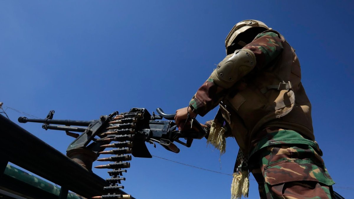 Un soldado de Yemen tras una ametralladora en la parte trasera de un vehículo durante una patrulla contra los hutíes en Saná.