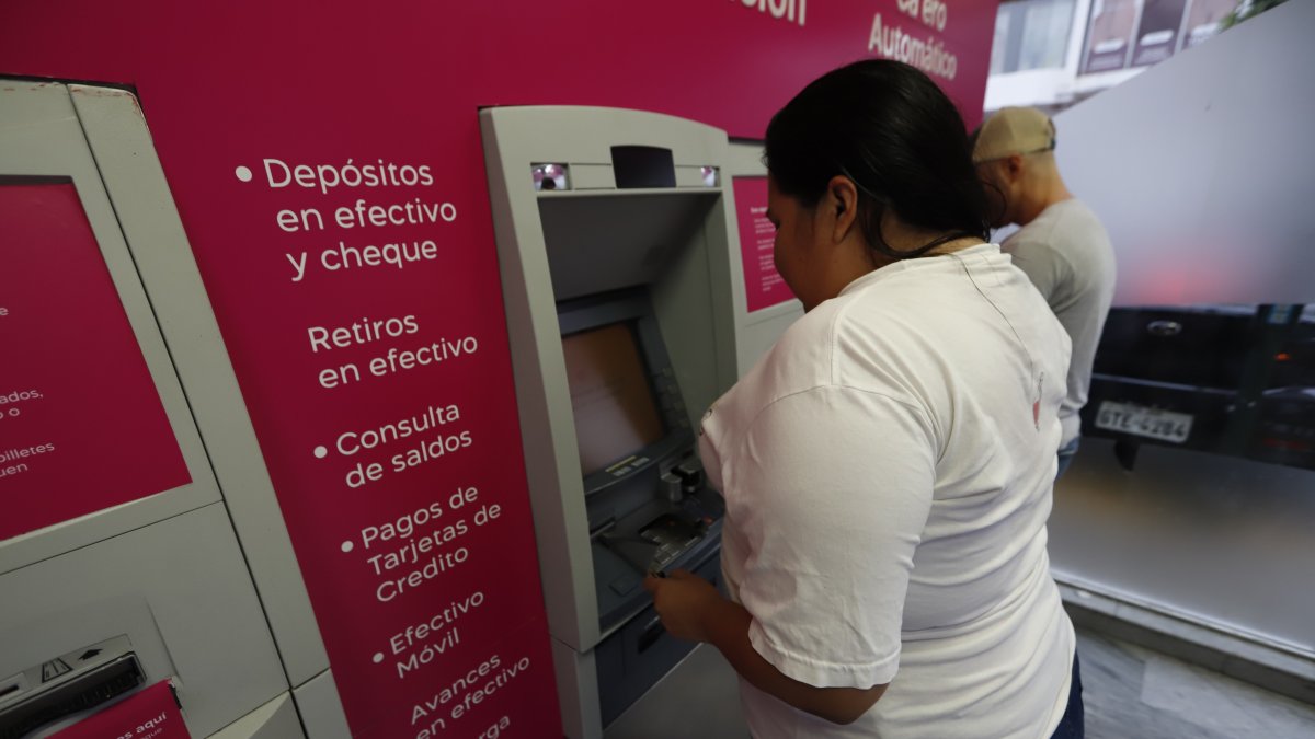 Una persona usa cajero automático en la ciudad de Guayaquil.