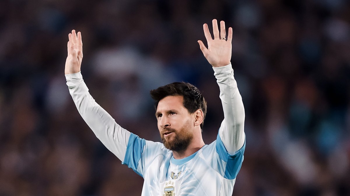 Lionel Messi de Argentina saluda, previo a un partido amistoso internacional entre Argentina y Benín en el estadio Monumental, en Buenos Aires (Argentina).