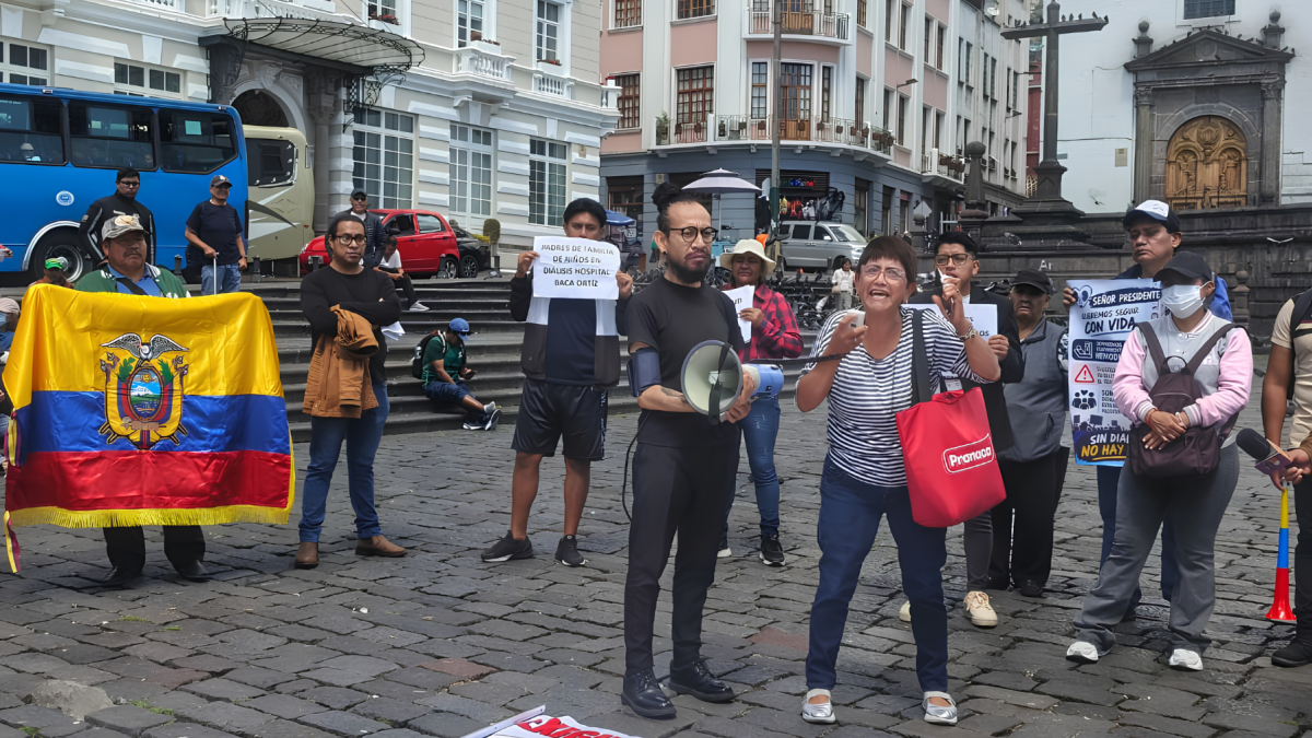 Pacientes renales realizaron una protesta para exigir garantías en sus tratamientos y apoyo para cubrir los costos de traslado hacia las sesiones de diálisis.