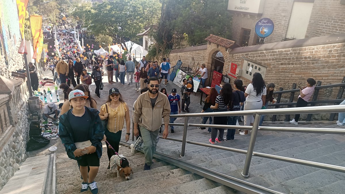 Turistas caminando por las calles de Cuenca.