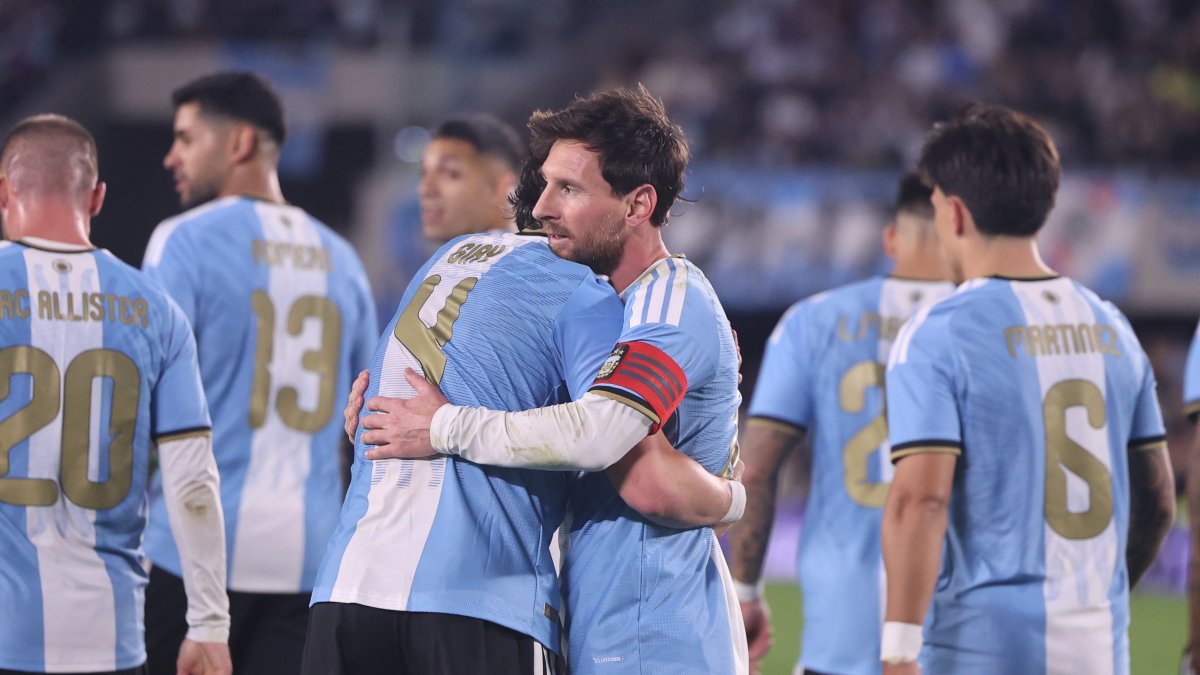 Lionel Messi de Argentina celebra su gol en un partido Amistoso Internacional entre Argentina y Benín en el estadio Monumental, en Buenos Aires (Argentina).