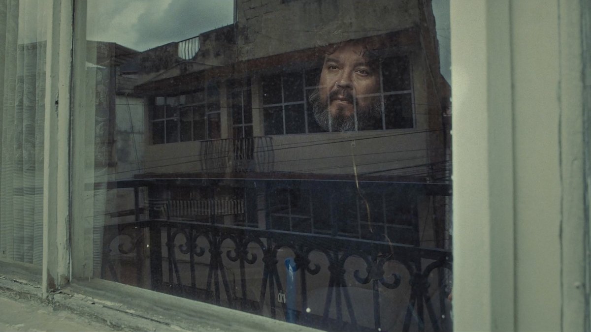 El poeta quiteño, junto a una ventana. Durante varios años, el rodaje se acercó a su intimidad, sus afectos y su manera de expresar el dolor.