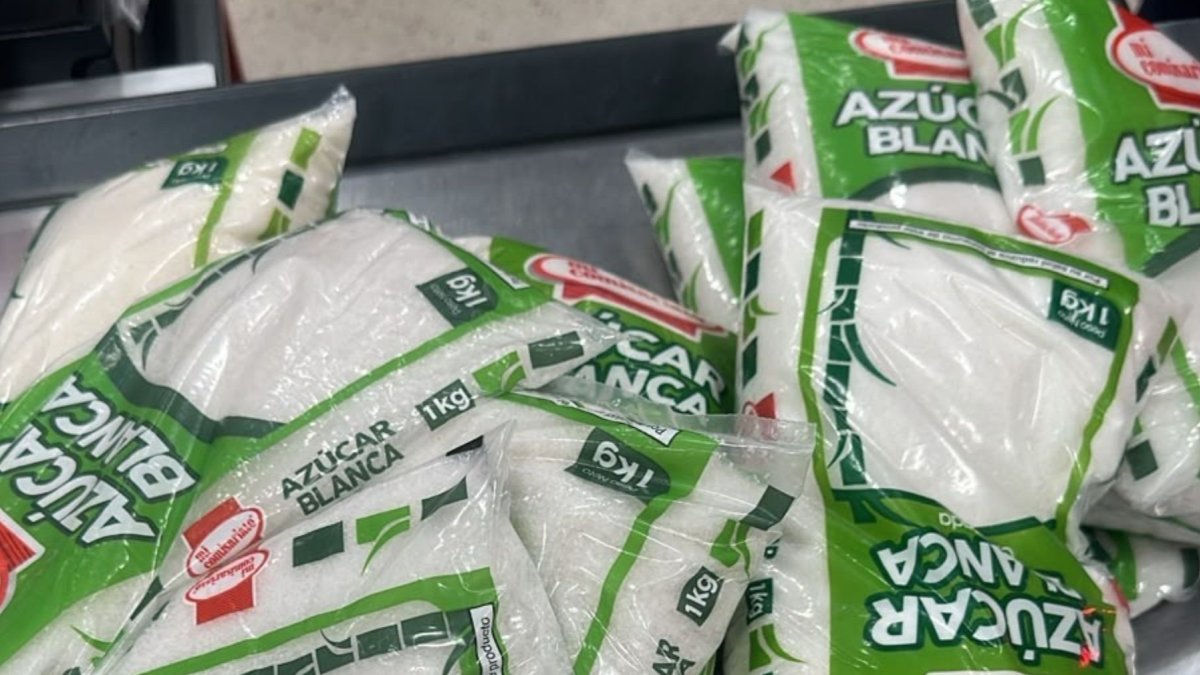 Consumidores reportan restricciones para adquirir azúcar y sal en supermercados de Guayaquil.