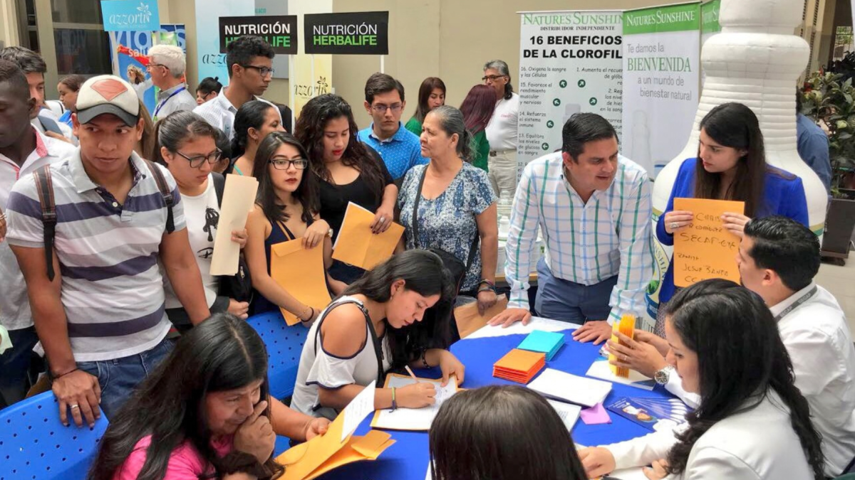 Decenas de jóvenes buscan empleo en una feria laboral.