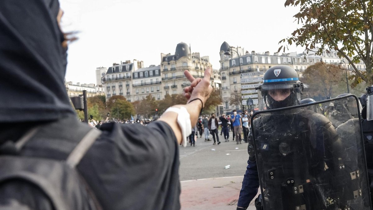 Se produjeron enfrentamientos al término de una manifestación de estudiantes de secundaria y miembros de sindicatos de educación durante jornada de protestas por las condiciones escolares en París.