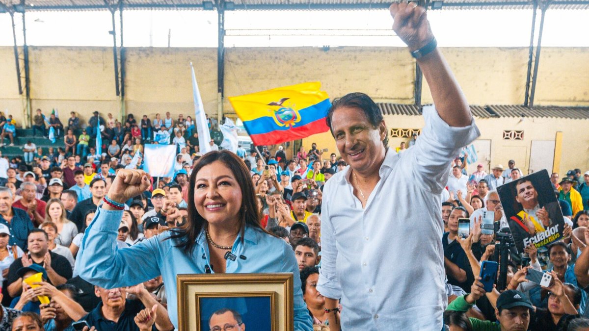 Rafel Correa recordó a su militancia que Sofía Espín y José Cevallos están en la lista 17 del Partido Socialista Ecuatoriano.