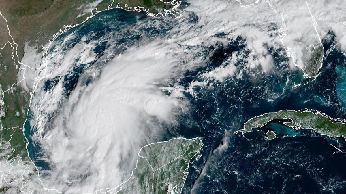 La tormenta Isaías avanza por el Golfo de México y podría convertirse en huracán antes de acercarse a Estados Unidos.