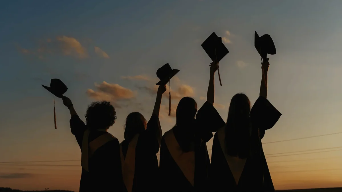 La oportunidad está dirigida a ecuatorianos o residentes en Ecuador que buscan continuar su formación profesional con un posgrado internacional