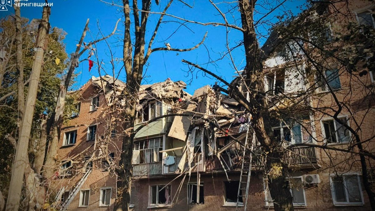 Daños en un edificio residencial de cinco pisos tras un ataque ruso en Priluki, región de Cherníguiv, Ucrania, el 7 de octubre de 2026.