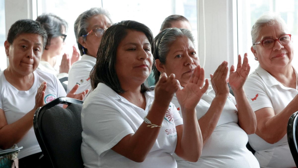 Trabajadoras del hogar asisten a la presentación del informe 'Sosteniendo el cambio: Por un trabajo justo para las trabajadoras del hogar en México', en Ciudad de México (México).