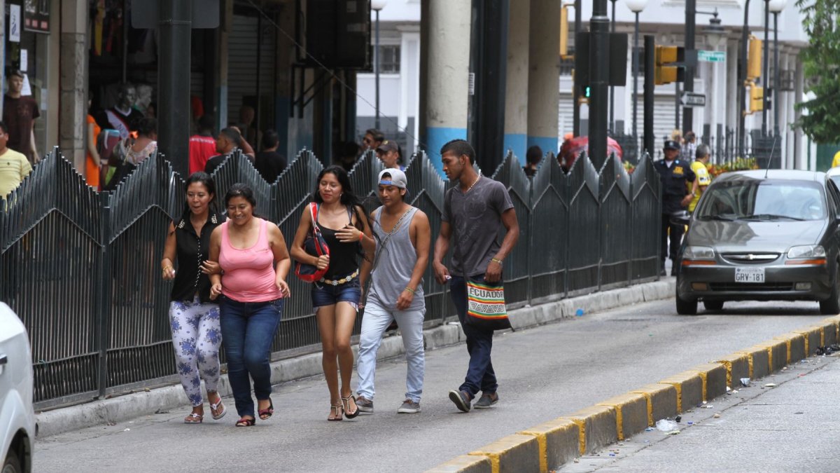 Una calle ancha invita a acelerar. Una acera inexistente obliga a caminar por la calzada. Un cruce lejano empuja a cruzar donde se puede. Una parada mal ubicada expone a quien espera el bus.