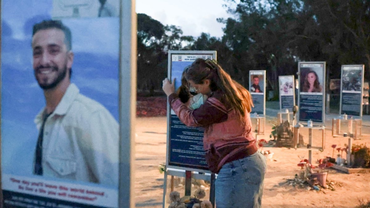 Cientos de familiares y amigos se congregaron en el lugar de la mayor masacre dentro de la oleada de ataques perpetrada por Hamás el 7 de octubre de 2023.