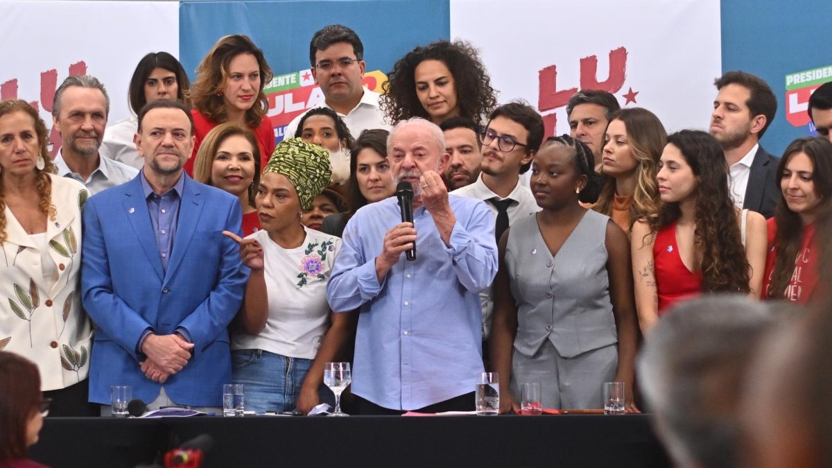 Luiz Inácio Lula da Silva, habla durante una reunión conjunta con la bancada del Partido de los Trabajadores (PT) este miércoles, en Brasilia (Brasil).