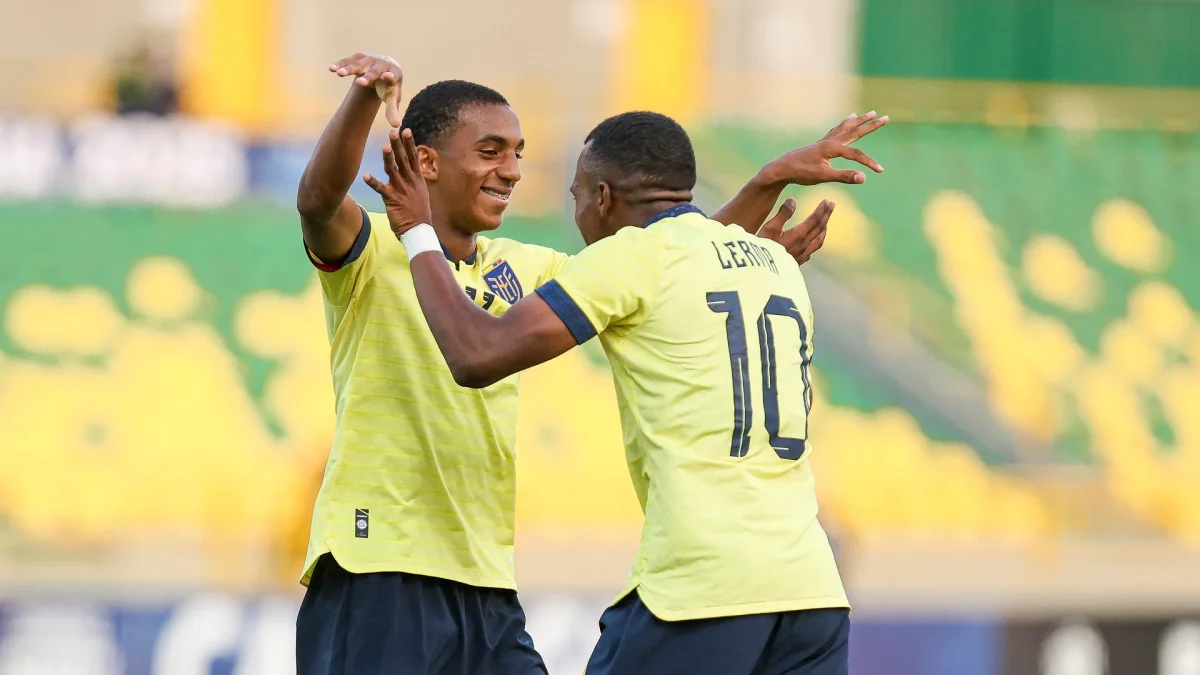 Edwin Quintero (i) fue una de las figuras del Sudamericano Sub-17 con Ecuador.