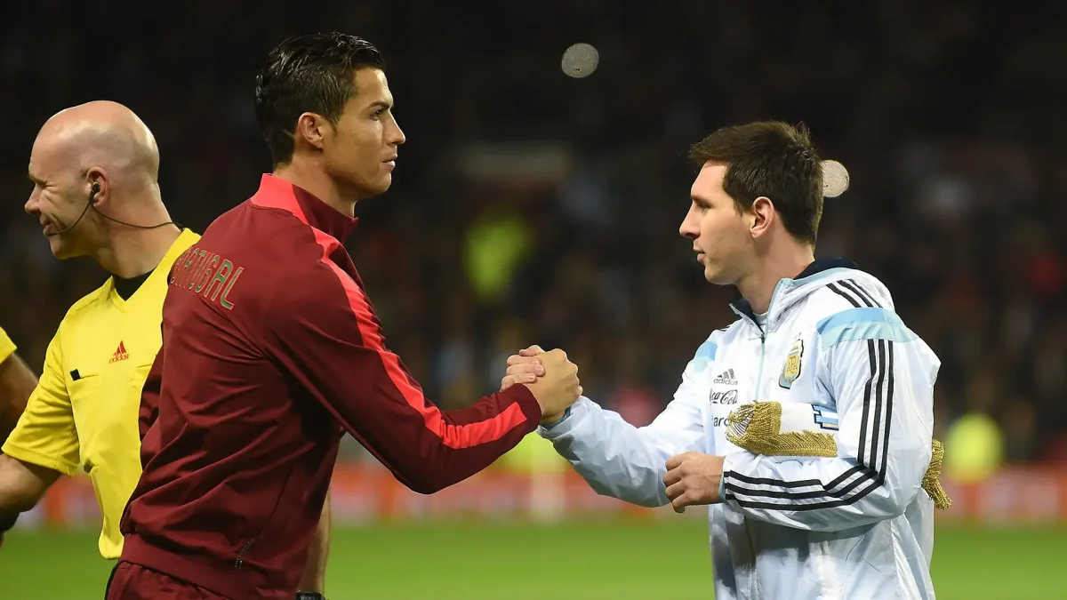Lionel Messi enfrentando a Cristiano Ronaldo (i) en el duelo entre Argentina y Portugal.