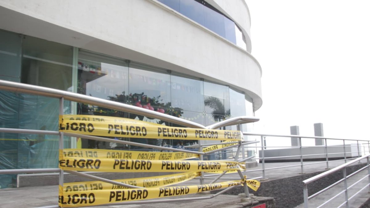 Un peatón resultó herido tras la caída de material de construcción en Puerto Santa Ana, Guayaquil.