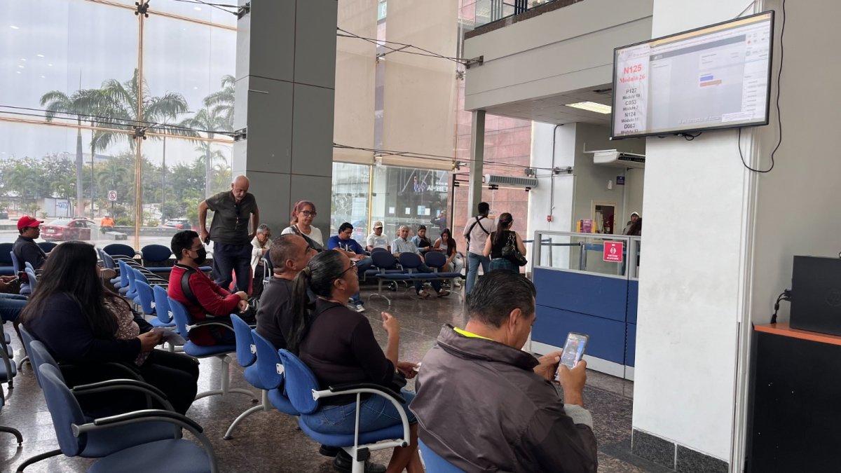 Contribuyentes esperan en la sala de atención del SRI en Guayaquil. La entidad recibe trámites relacionados con las obligaciones tributarias.