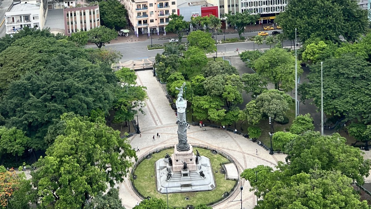 La Columna de los Próceres se levanta en el Parque Centenario como homenaje a los protagonistas de la independencia de Guayaquil.