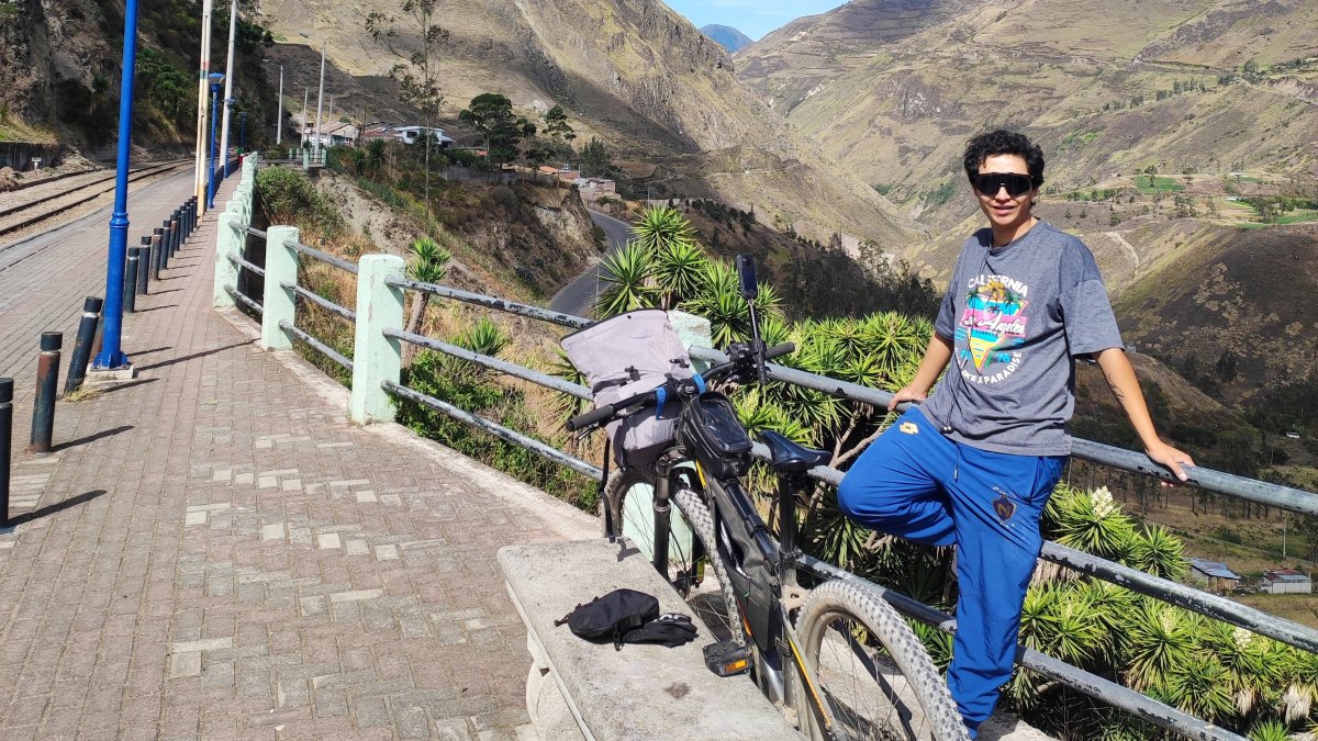 El ciclista José Ignacio Moreta cumple con su proyecto de llegar al Salar de Uyuni, desde Quito
