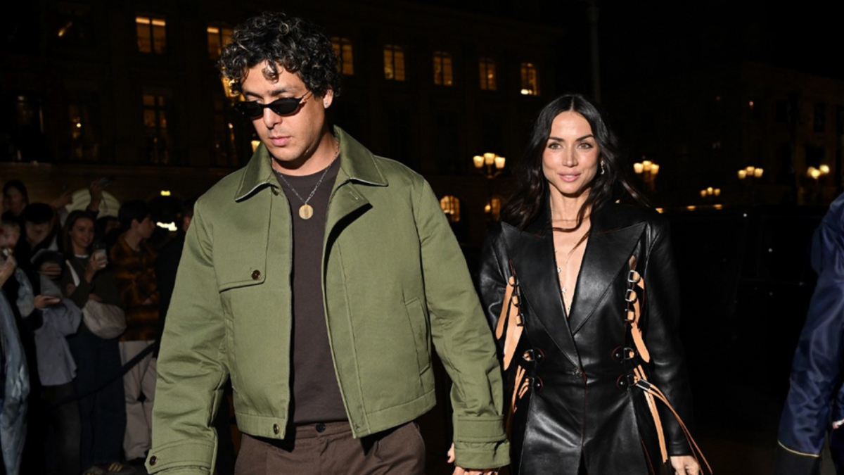 Ana de Armas y Beto Montenegro hicieron público su romance en París al llegar tomados de la mano.