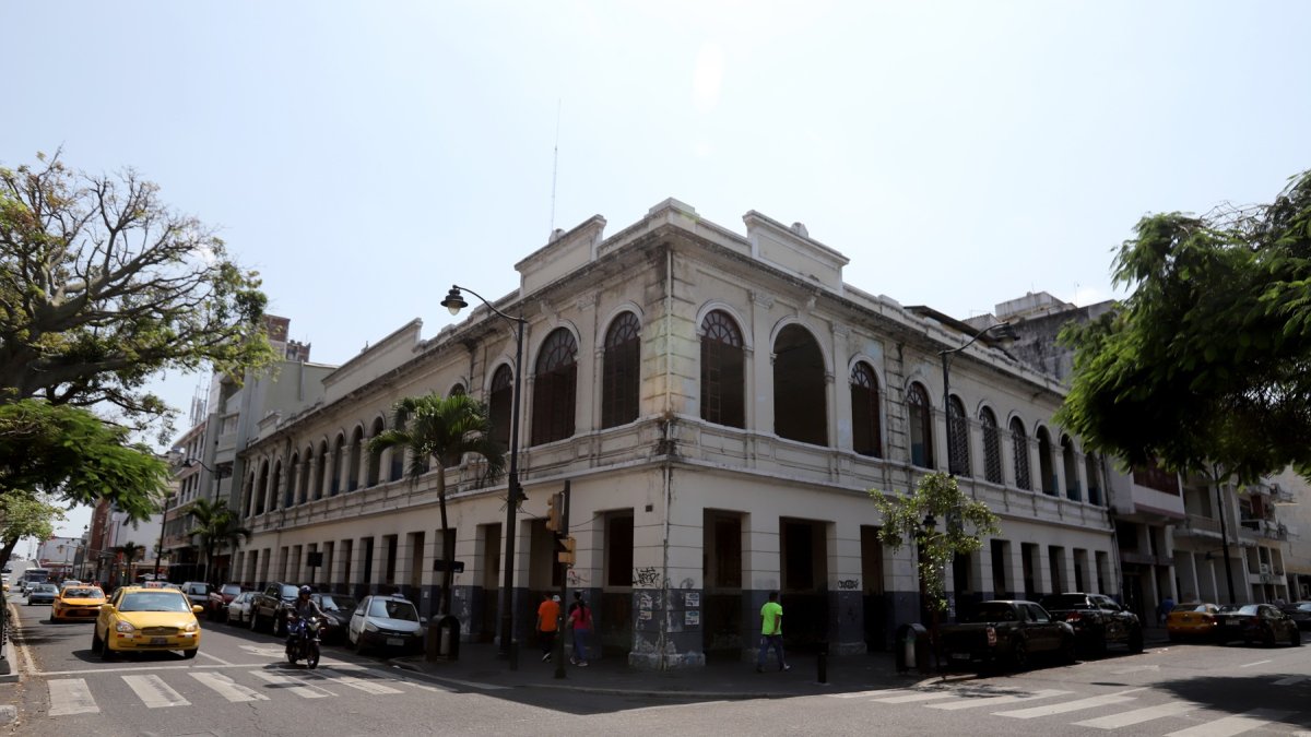 Fachada del edificio patrimonial en el que funcionó el colegio Ana Paredes de Alfaro, en las calles Sucre y Chimborazo, en el centro de Guayaquil.