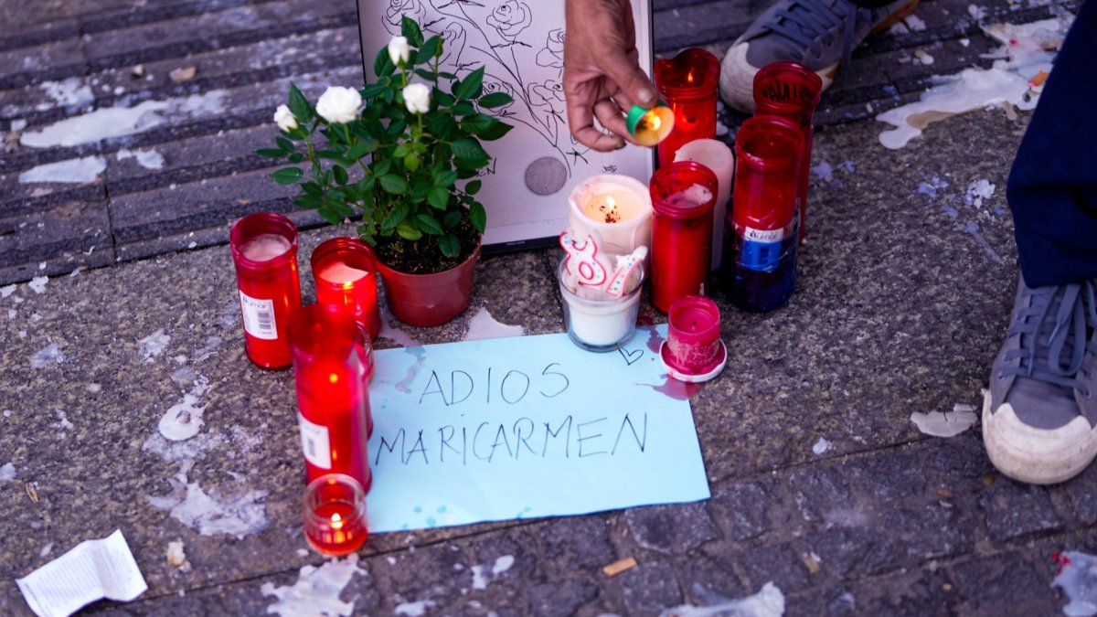La madrileña Puerta del Sol se llenó de pena, rabia e indignación durante la madrugada de este jueves, tras conocerse horas antes la muerte de Maricarmen.