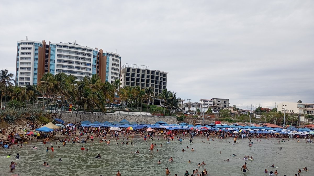 Turistas en General Villamil Playas.