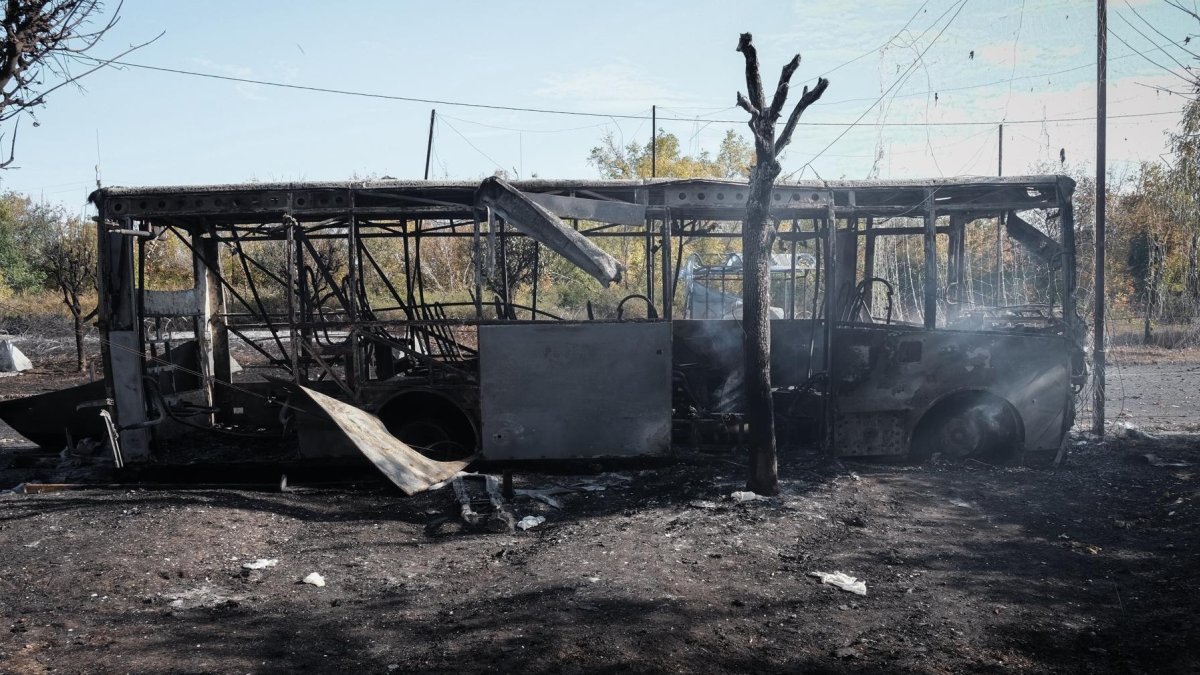 Los restos de un autobús tras un ataque con misiles rusos en la ciudad de Kramatorsk, en el este de Ucrania, el 8 de octubre de 2026.