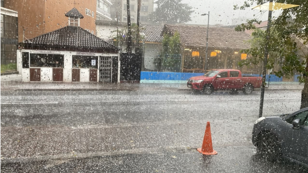 Lluvia con granizo cayó en Quito, el miércoles 7 de octubre del 2026. Una imagen registrada después de las 16:00, en la Juan León Mera y Robles.