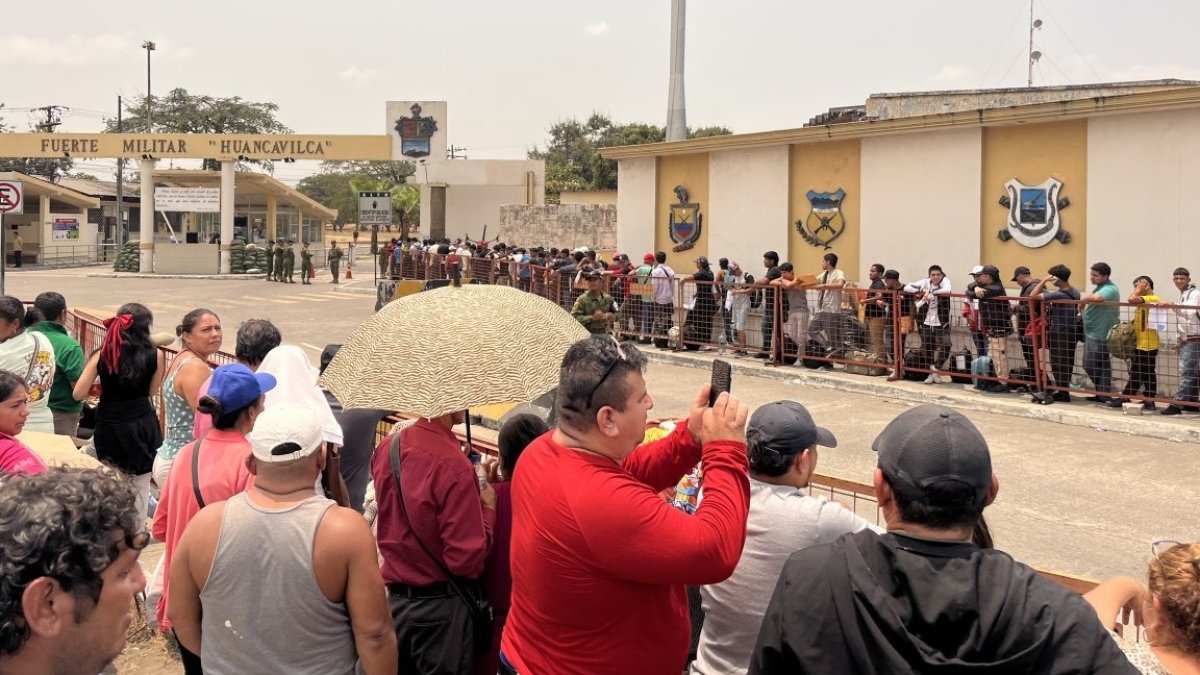 Jóvenes durante una jornada de reclutamiento para el servicio cívico militar voluntario.