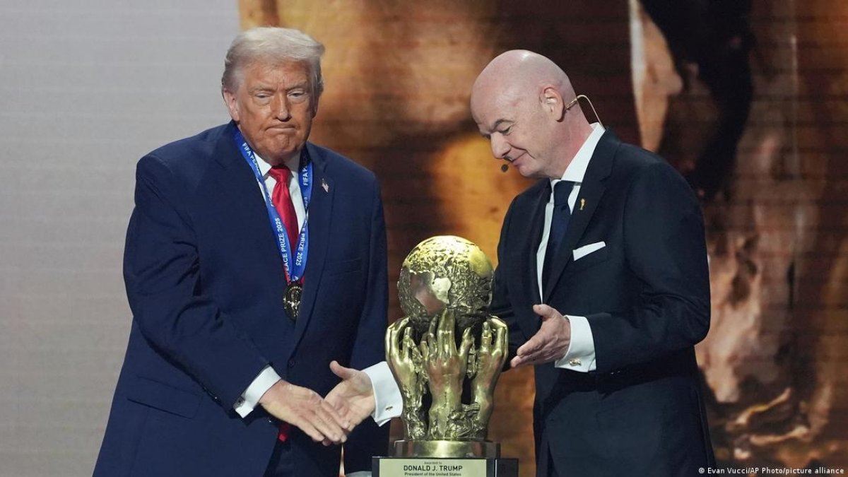 Gianni Infantino (d) junto a Donald Trump, presidente de FIFA y de Estados Unidos, respectivamente.