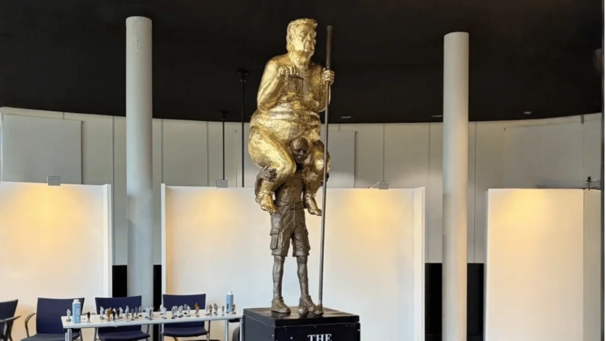 La escultura, titulada “Plaga Naranja” y conocida también como “El Rey de la Injusticia”, fue instalada el martes 6 de octubre.