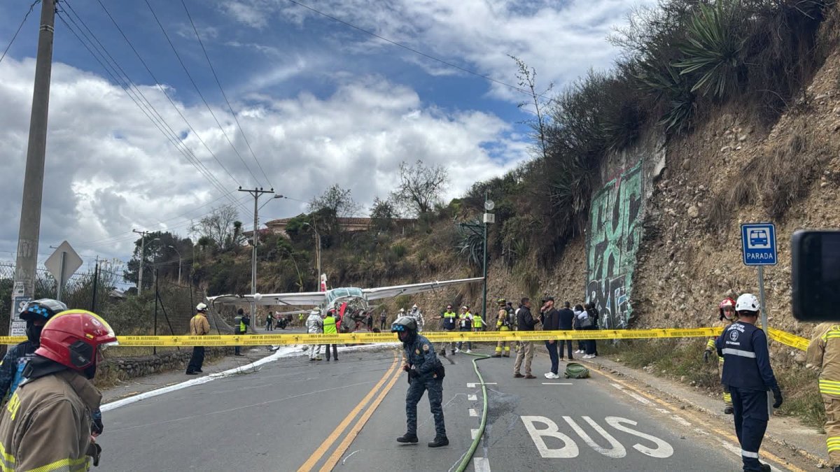 La avioneta terminó fuera de la pista de aterrizaje y cayó hacia una avenida en Cuenca.