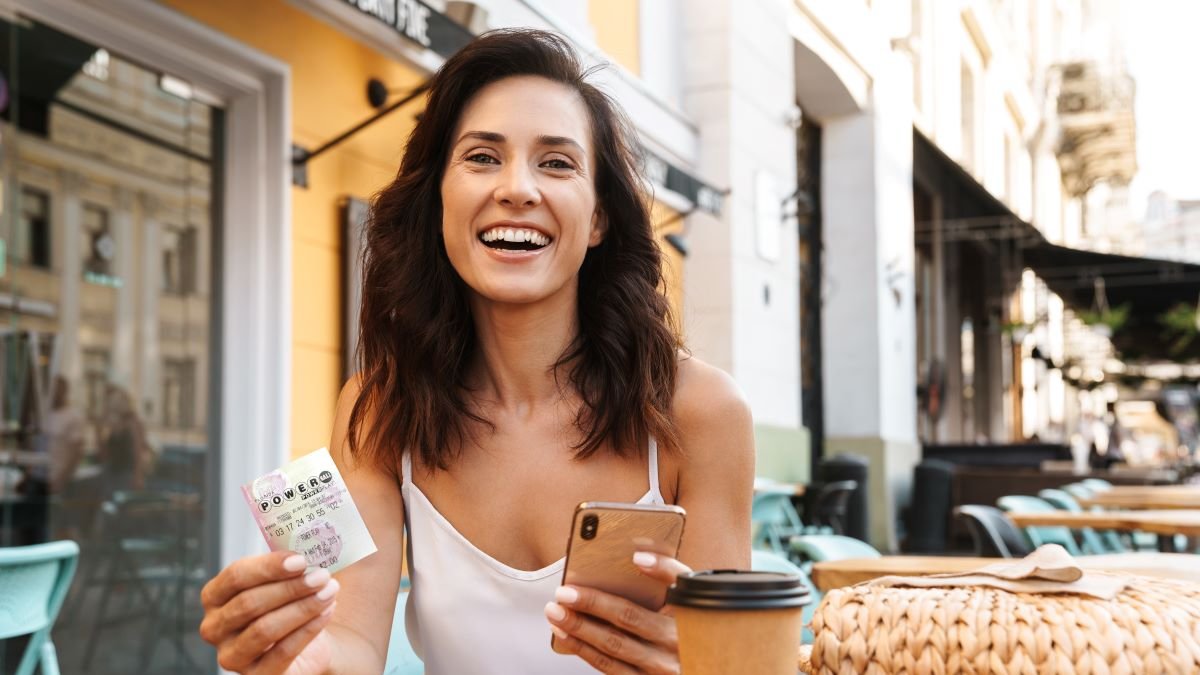 Powerball vuelve a captar la atención de jugadores de todo el mundo con un nuevo sorteo y la posibilidad de ganar un millonario premio.